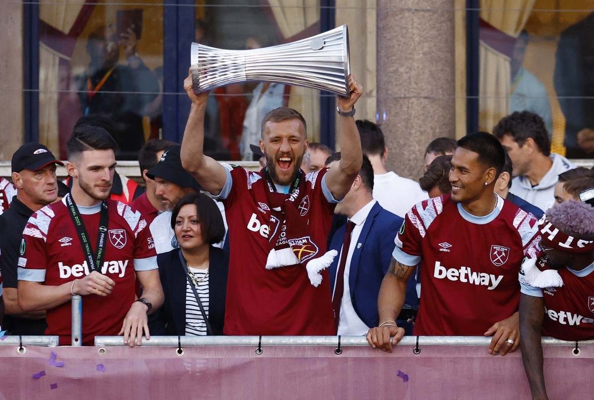 Biển người ăn mừng chức vô địch châu Âu sau 58 năm của West Ham - Bóng Đá
