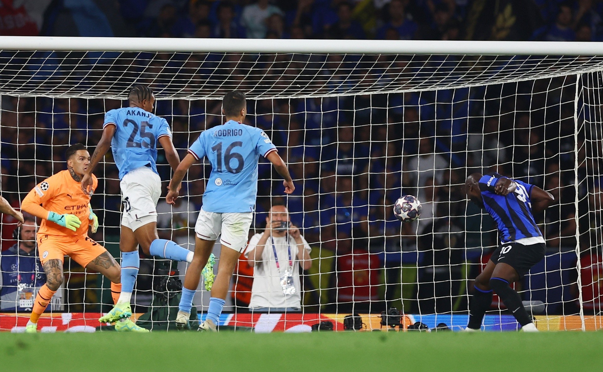 Man City quá may mắn trước Inter Milan - Bóng Đá