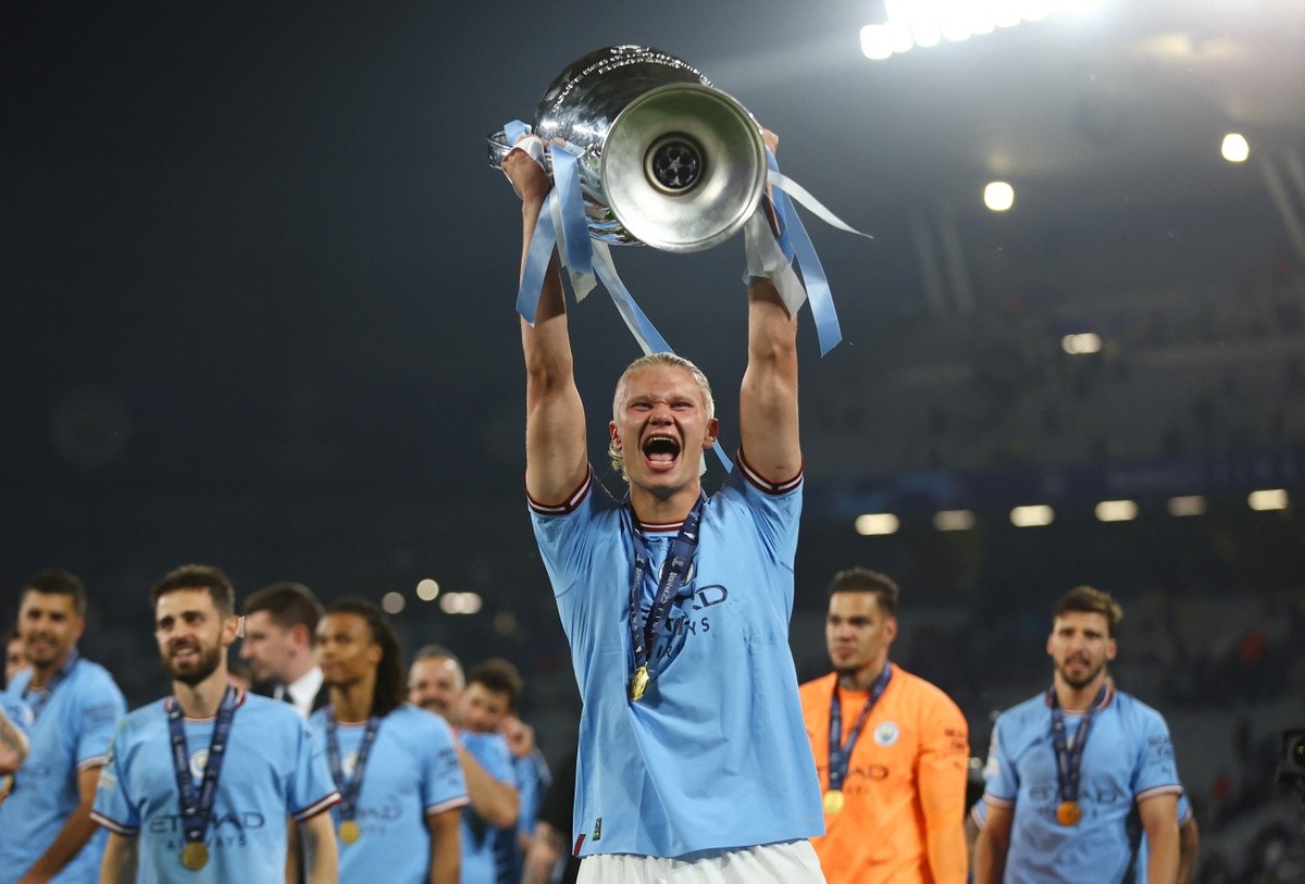 Haaland và bạn gái khoe cúp Champions League - Bóng Đá