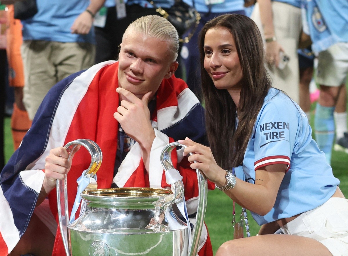 Haaland và bạn gái khoe cúp Champions League - Bóng Đá