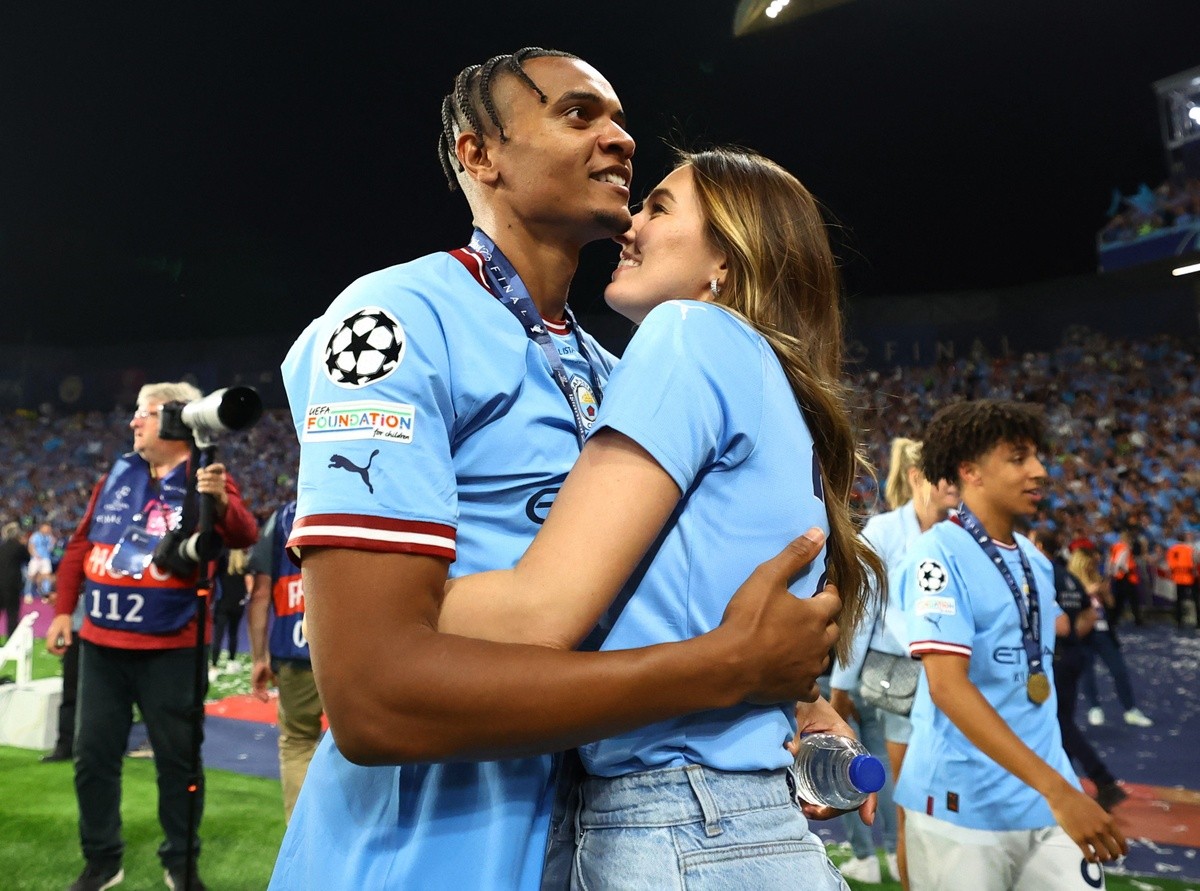 Haaland và bạn gái khoe cúp Champions League - Bóng Đá
