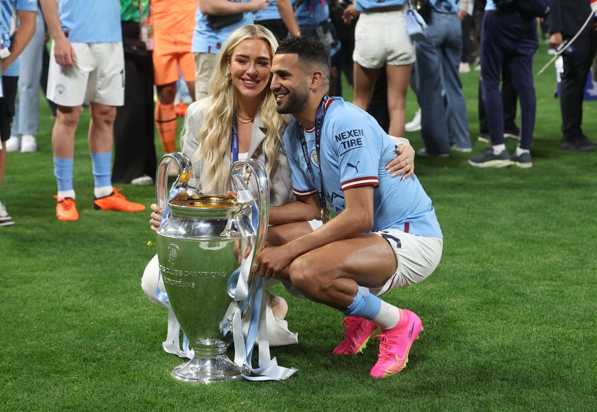 Haaland và bạn gái khoe cúp Champions League - Bóng Đá