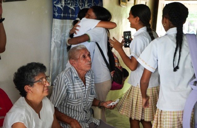 Moment dad of Liverpool star Luis Diaz reunites with family & friends 12 DAYS after he was kidnapped by ELN guerillas - Bóng Đá