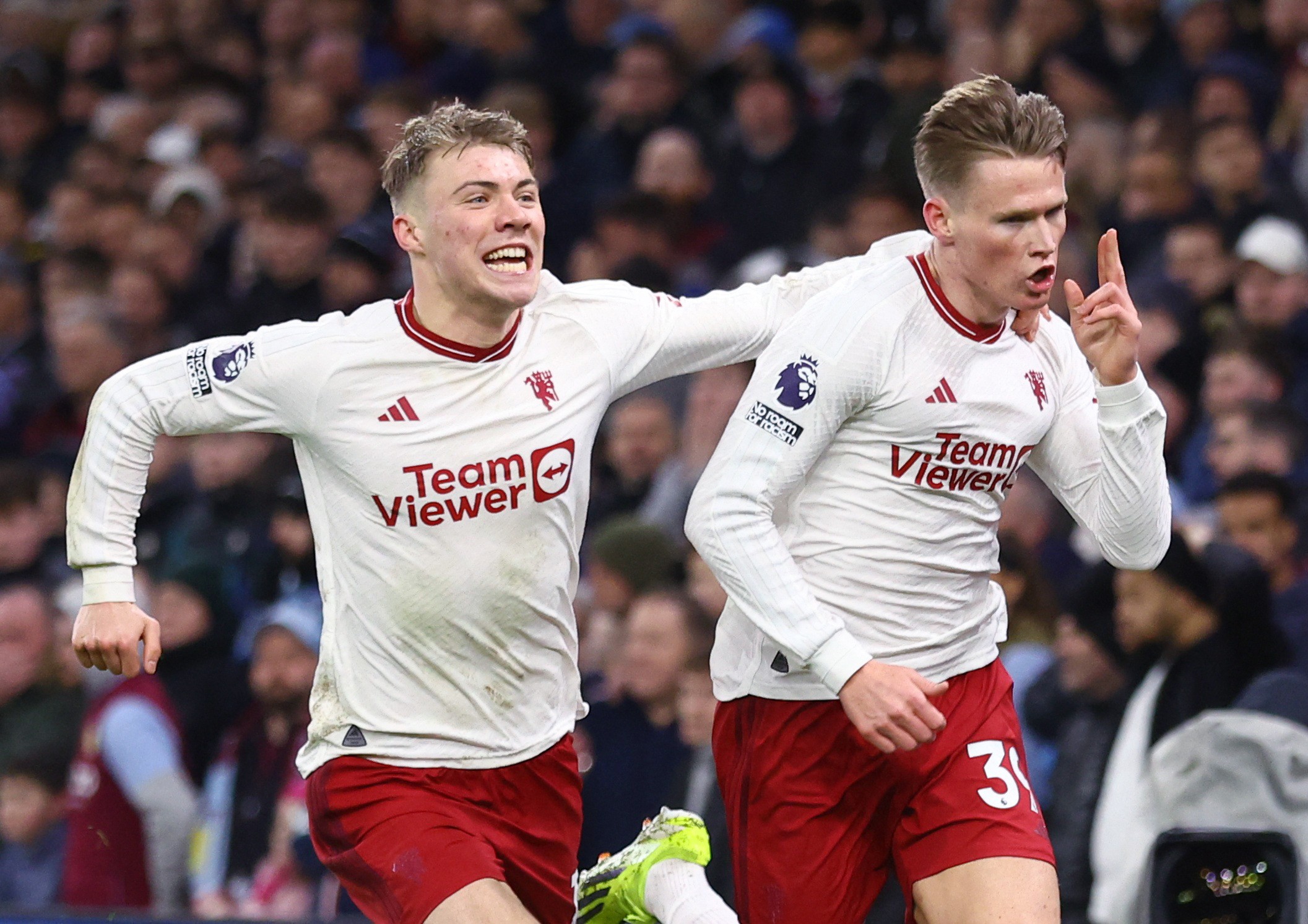 Hojlund làm chuyện khiến McTominay ngượng ngùng - Bóng Đá