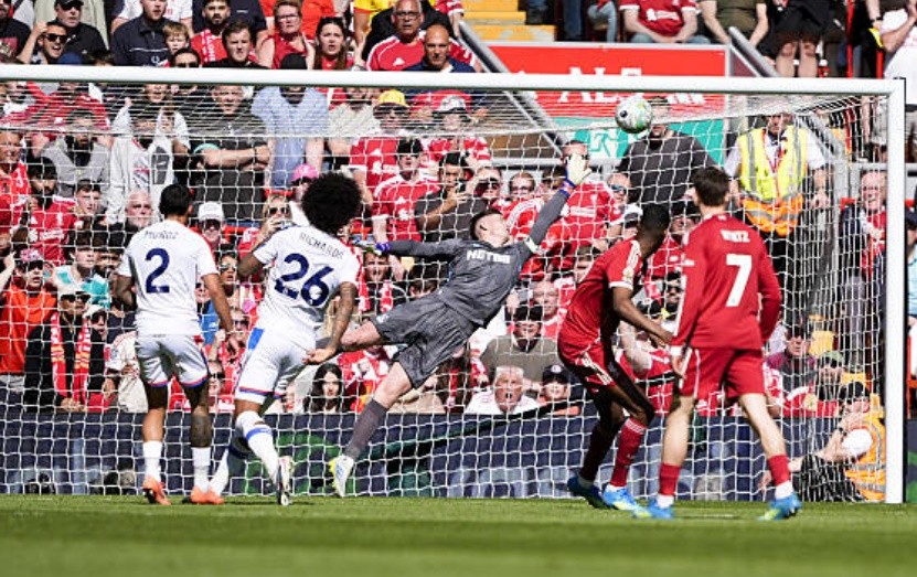 Isak có pha xử lý đầy ngẫu hứng.