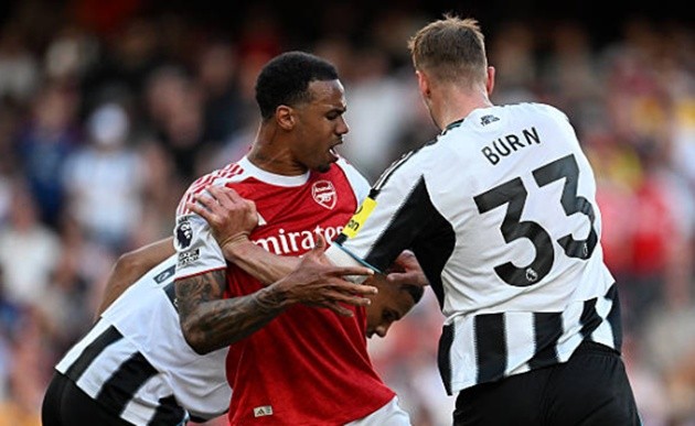 Gabriel Magalhaes – 7.9: Vô cùng mạnh mẽ trong các pha tranh chấp. Ngay cả khi không cần thực hiện những cú tắc bóng cuối cùng, tầm ảnh hưởng và khả năng bọc lót của Gabriel vẫn cực kỳ ấn tượng.