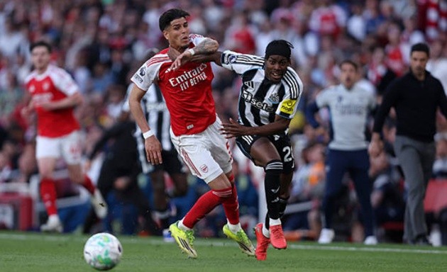 Piero Hincapie – 8.0: Một trận đấu xuất sắc của cầu thủ người Ecuador. Anh là hậu vệ duy nhất của Arsenal tạo ra được mối đe dọa khi dâng cao tấn công, đồng thời vẫn đảm bảo sự chắc chắn nơi hậu phương.