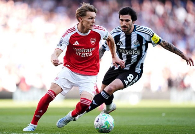 Martin Odegaard – 7.2: Dù khởi đầu hơi chậm và có vài quyết định xử lý bóng lỗi, nhưng khi đã bắt được nhịp độ, thủ quân người Na Uy đã kết nối tuyệt vời các tuyến của Arsenal bằng nhãn quan sắc sảo