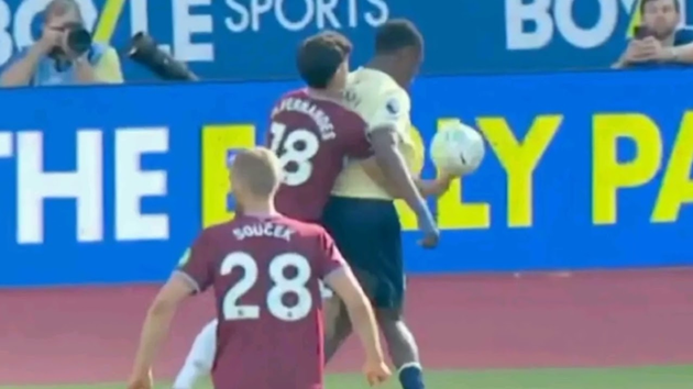Everton bị từ chối penalty khi bóng chạm tay Mateus Fernandes.
