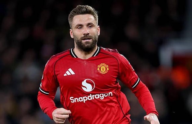 Luke Shaw sẽ đối đầu với Michael Kayode ở trận đấu với Brentford