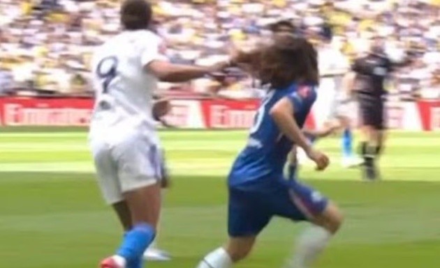 Calvert-Lewin thoát án phạt cho hành động giật tóc Cucurella