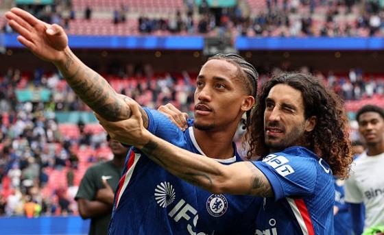 Trong khó khăn, Chelsea đã tìm thấy tia hy vọng để giành danh hiệu.