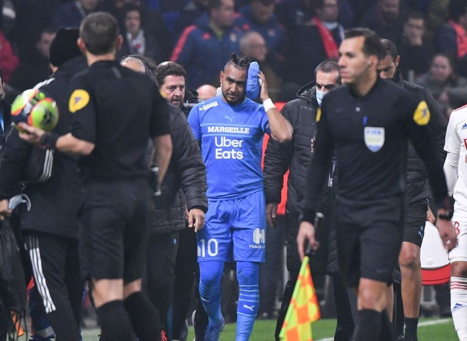 Bạo loạn lại nổ ra ở Ligue 1, Payet bị CĐV ném chai vào đầu - Bóng Đá