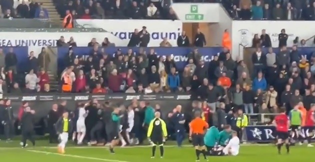 Watch moment huge 30-man brawl erupts in crazy Swansea vs Preston - Bóng Đá