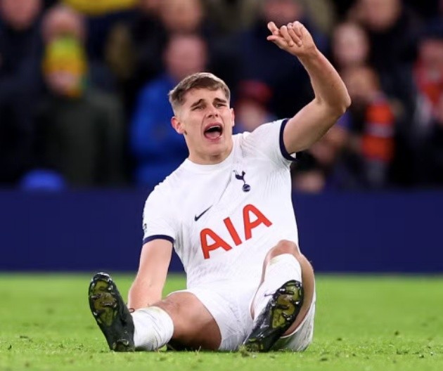 Van de Ven là chốt chặn không thể thay thế của Tottenham - Bóng Đá