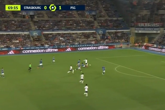 Messi đi bóng giữa sân - Bóng Đá