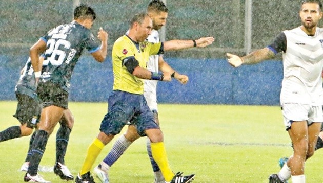 Điên rồ! Bù giờ 42 phút, 6 trọng tài bị đình chỉ ngay lập tức - Bóng Đá