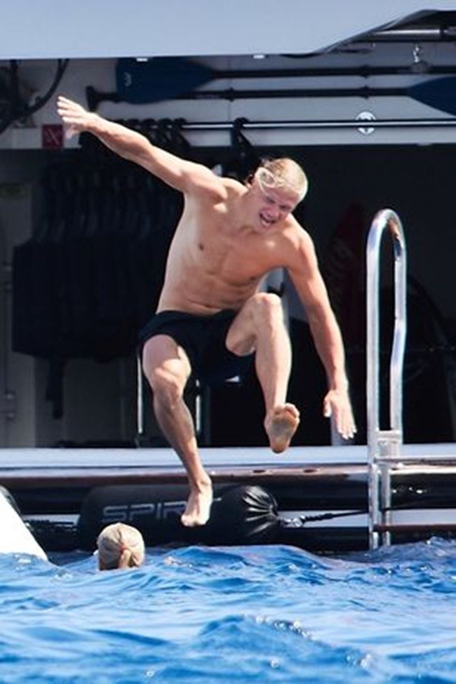 Erling Haaland and girlfriend Isabel Johansen make a splash on well-earned summer break - Bóng Đá
