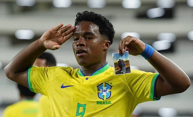 Endrick celebrates scoring with a photo of his girlfrien - Bóng Đá