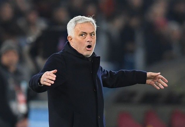 Roma clash with Sassuolo descends into chaos after two players kick each other in the groin - Bóng Đá