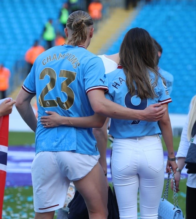Man City stars joined on the pitch by glamorous Wags - Bóng Đá