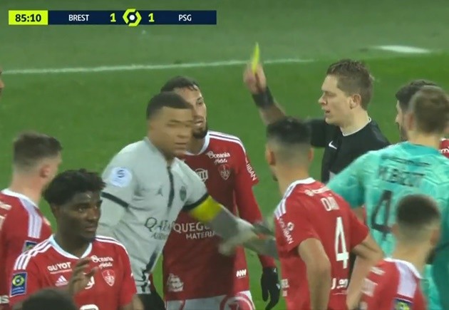 Hành động điên rồ gây phẫn nộ của Mbappe - Bóng Đá