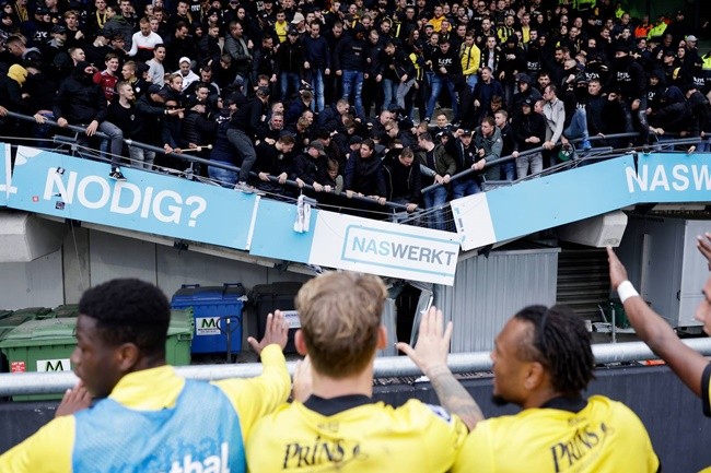 NHM ăn mừng cuồng nhiệt làm sập một phần khán đài - Bóng Đá