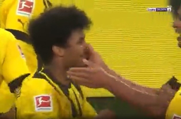 Vui quá trớn, Bellingham tặng đồng đội liên hoàn tát - Bóng Đá