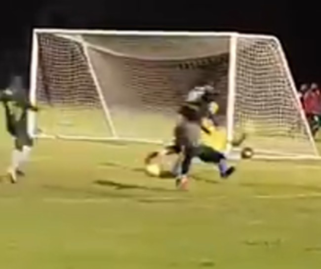 Man Utd fans say Onana is ‘better than Weghorst’ as keeper transfer target burns defender and scores goal in training - Bóng Đá