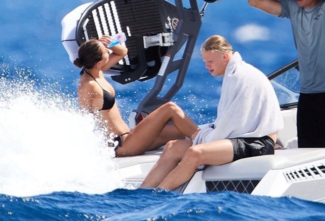 Erling Haaland and girlfriend Isabel Johansen make a splash on well-earned summer break - Bóng Đá