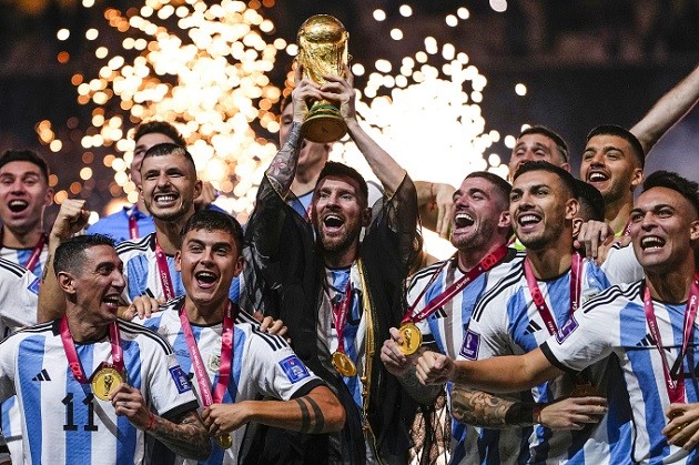 Each Argentina player got their own replica World Cup  - Bóng Đá