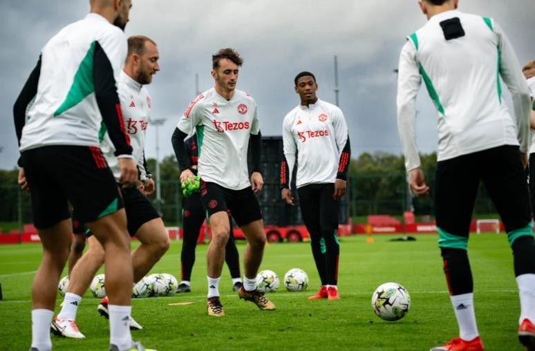Manchester United teenager James Nolan has been spotted in first-team training today ahead of the EFL Cup clash with Crystal Palace. - Bóng Đá