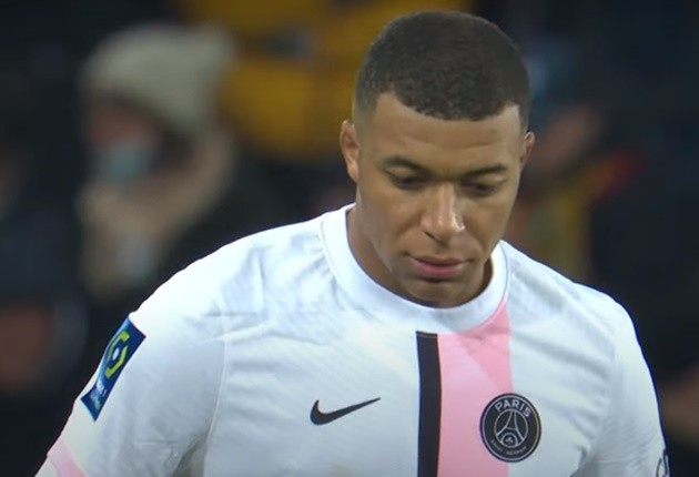 Mbappe mặt lạnh tanh, không buồn ăn mừng với đồng đội - Bóng Đá