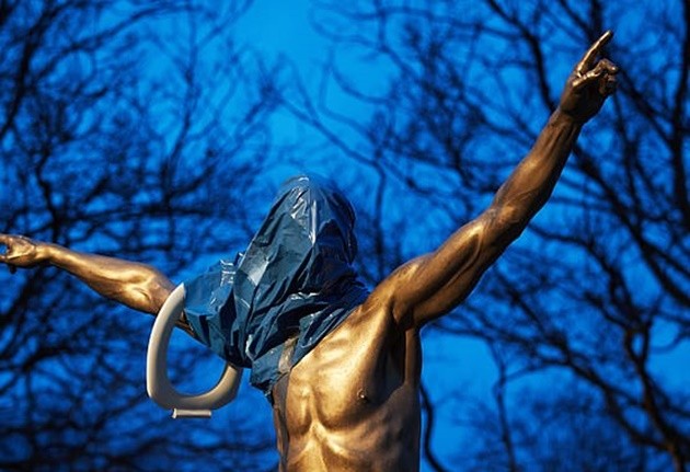 Vandals cut the nose off Zlatan Ibrahimovic statue outside boyhood side Malmo after he bought stake in rival club Hammarby - Bóng Đá