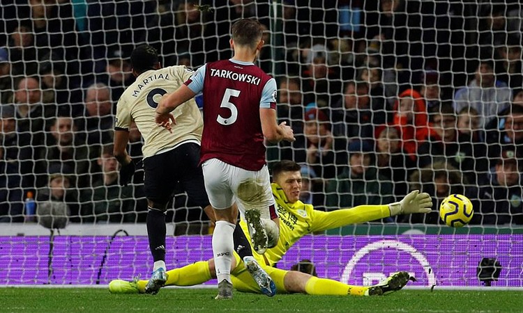 Manchester United climbed to fifth in the Premier League after beating Burnley - Bóng Đá