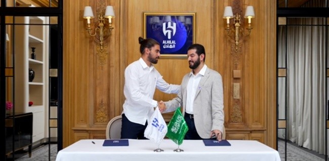 Watch Premier League legend break down in tears as he announces £47m transfer to Saudi Arabia - Bóng Đá