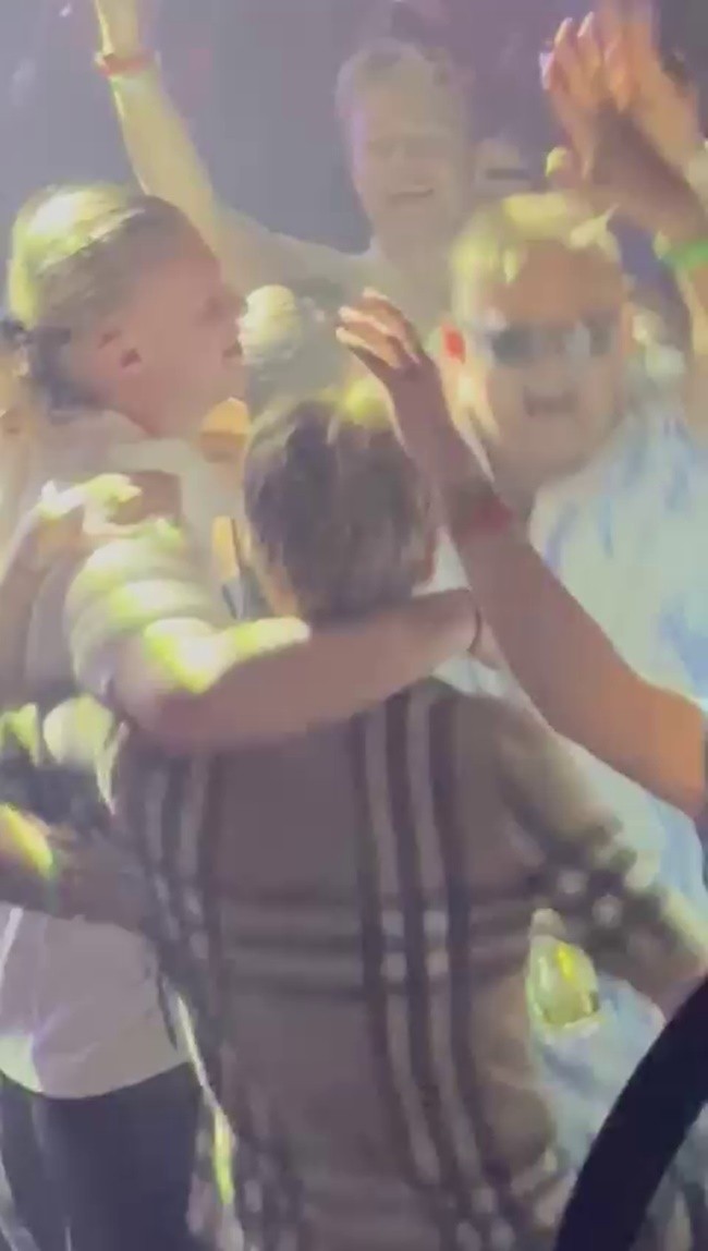 Erling Haaland and girlfriend Isabel Johansen make a splash on well-earned summer break - Bóng Đá