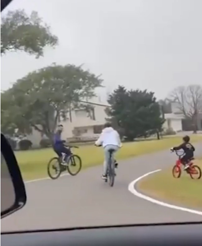 Watch Lionel Messi enjoy bike ride with wife Antonella and kids in Argentina - Bóng Đá