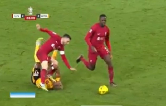 Robertson đạp thẳng mặt Adama Traore - Bóng Đá