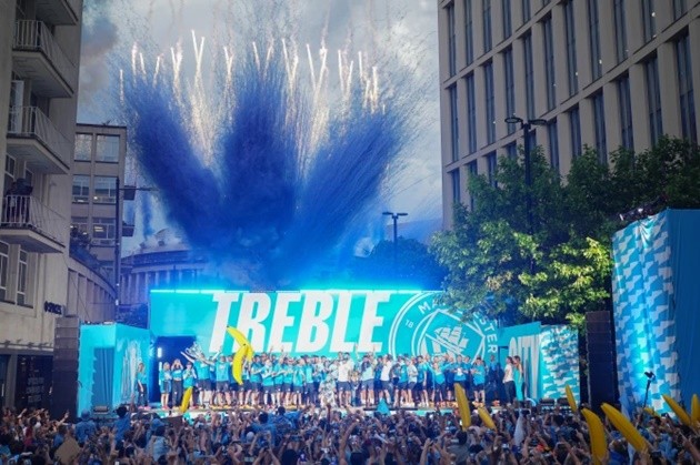 Man City diễu hành cú ăn 3 - Bóng Đá