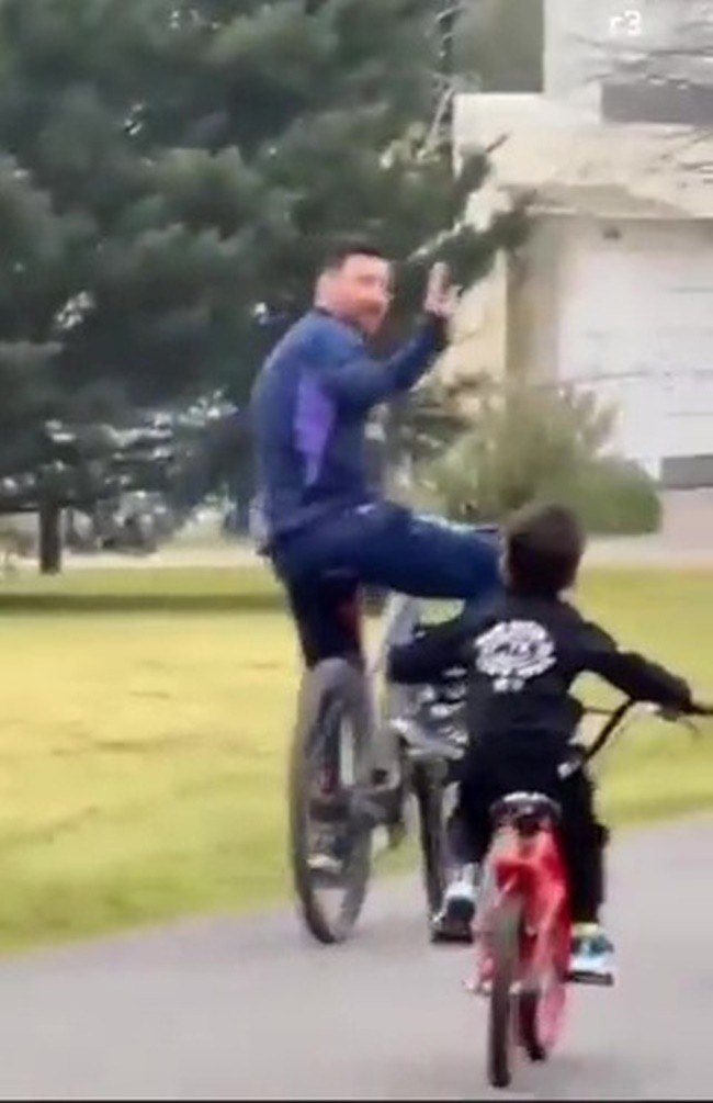 Watch Lionel Messi enjoy bike ride with wife Antonella and kids in Argentina - Bóng Đá