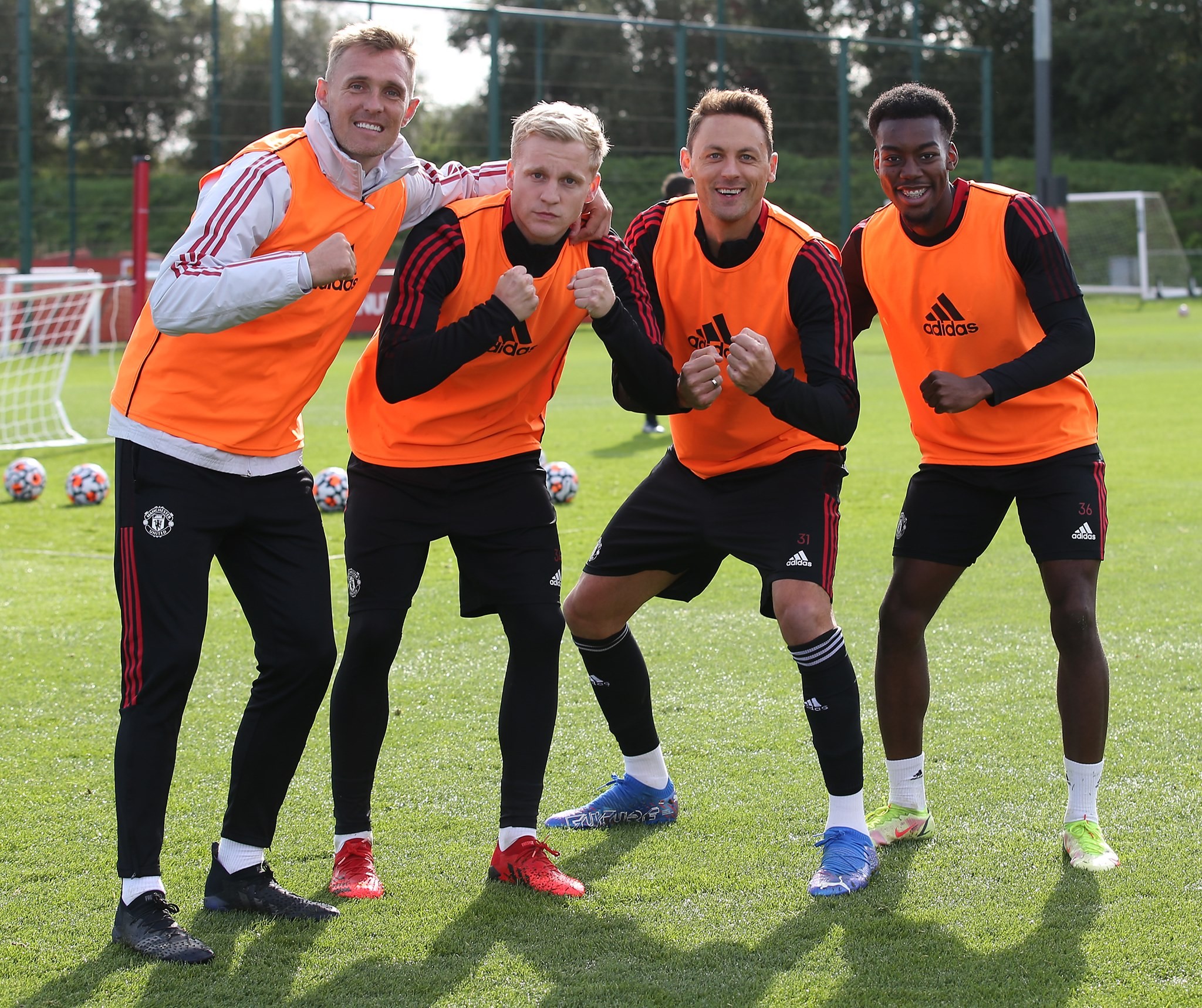 Ronaldo tạo dáng khó đỡ, thái độ Van de Beek trên sân tập Man Utd - Bóng Đá