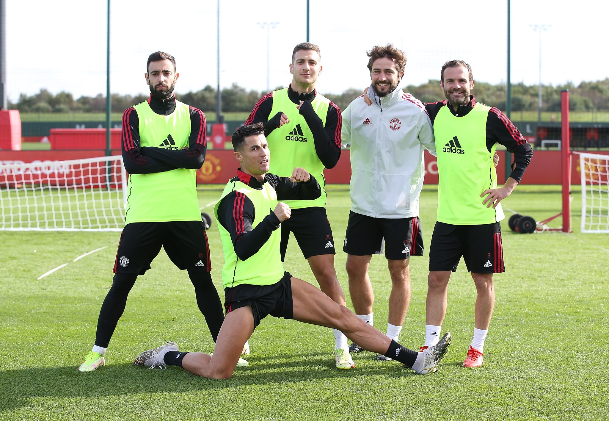 Ronaldo tạo dáng khó đỡ, thái độ Van de Beek trên sân tập Man Utd - Bóng Đá