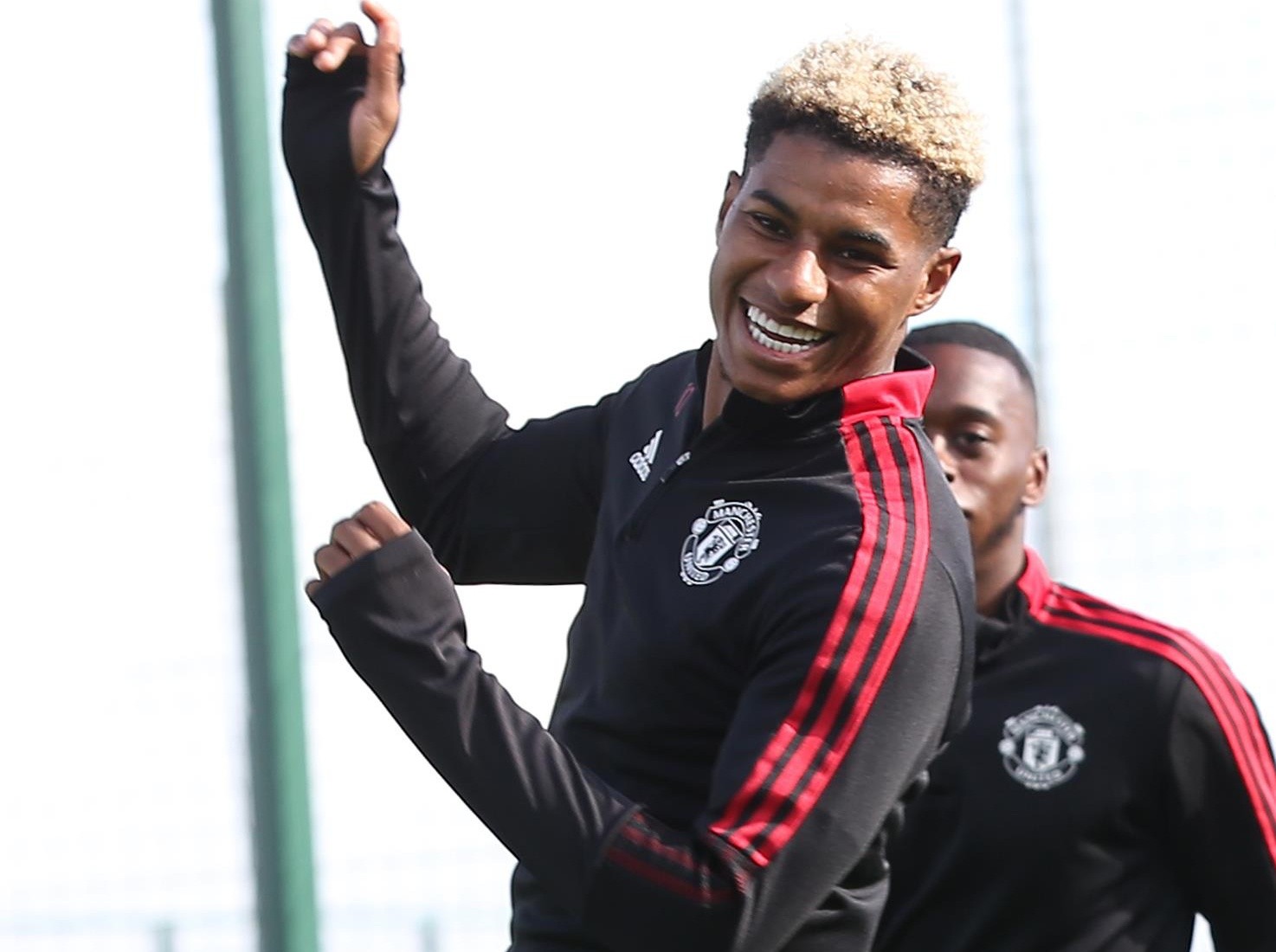 Ronaldo tạo dáng khó đỡ, thái độ Van de Beek trên sân tập Man Utd - Bóng Đá