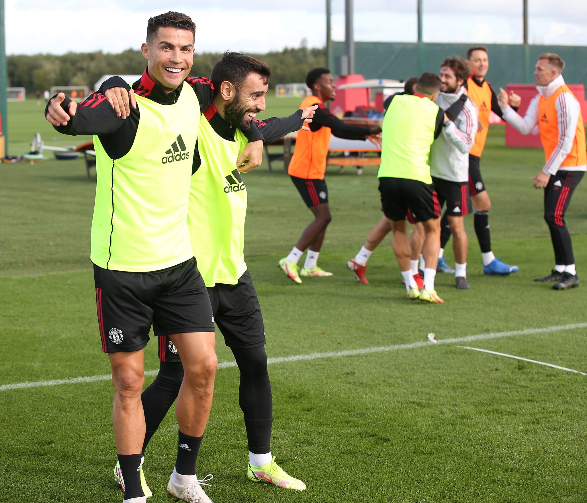 Ronaldo tạo dáng khó đỡ, thái độ Van de Beek trên sân tập Man Utd - Bóng Đá
