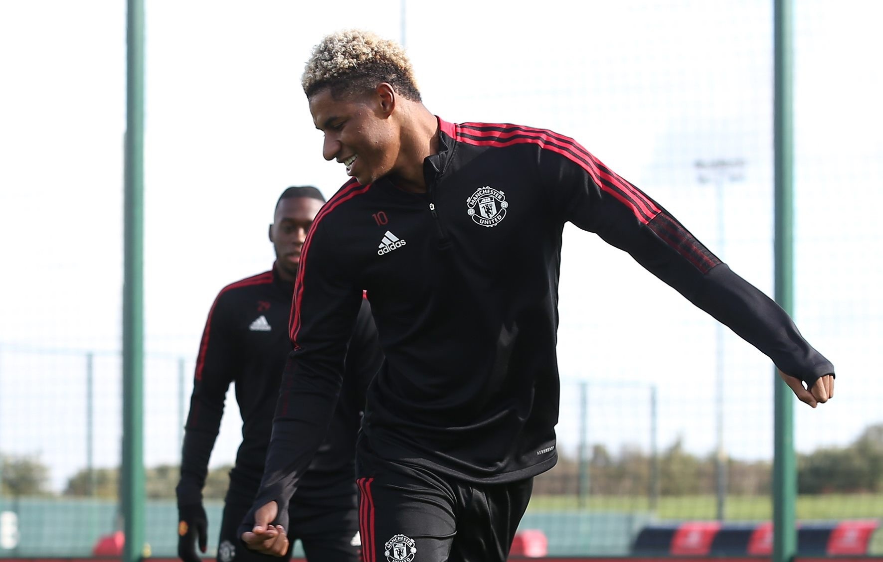 Ronaldo tạo dáng khó đỡ, thái độ Van de Beek trên sân tập Man Utd - Bóng Đá