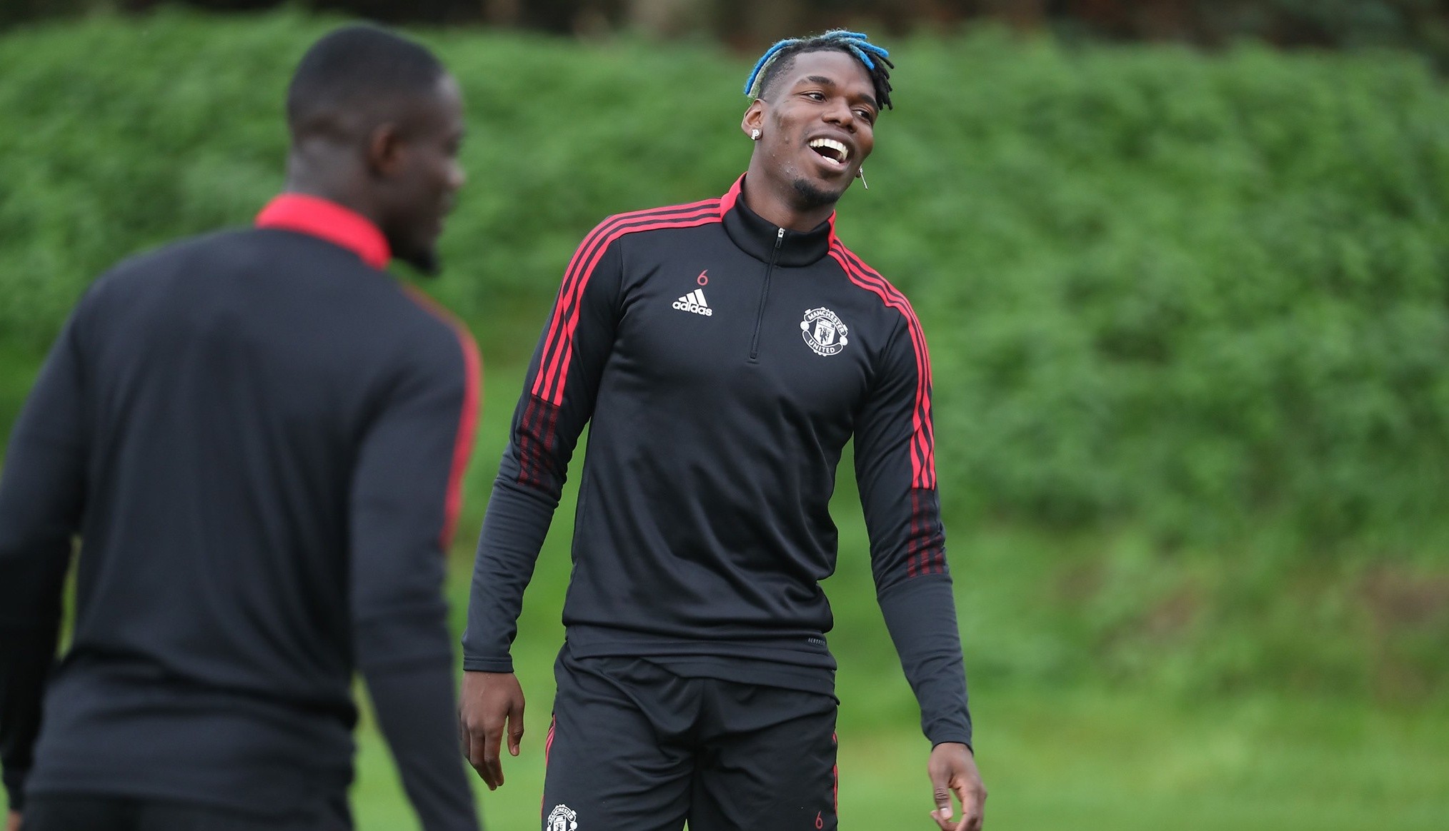 Kẻ thay thế Varane đầy rạng rỡ, De Beek lại lặng lẽ trên sân tập M.U - Bóng Đá