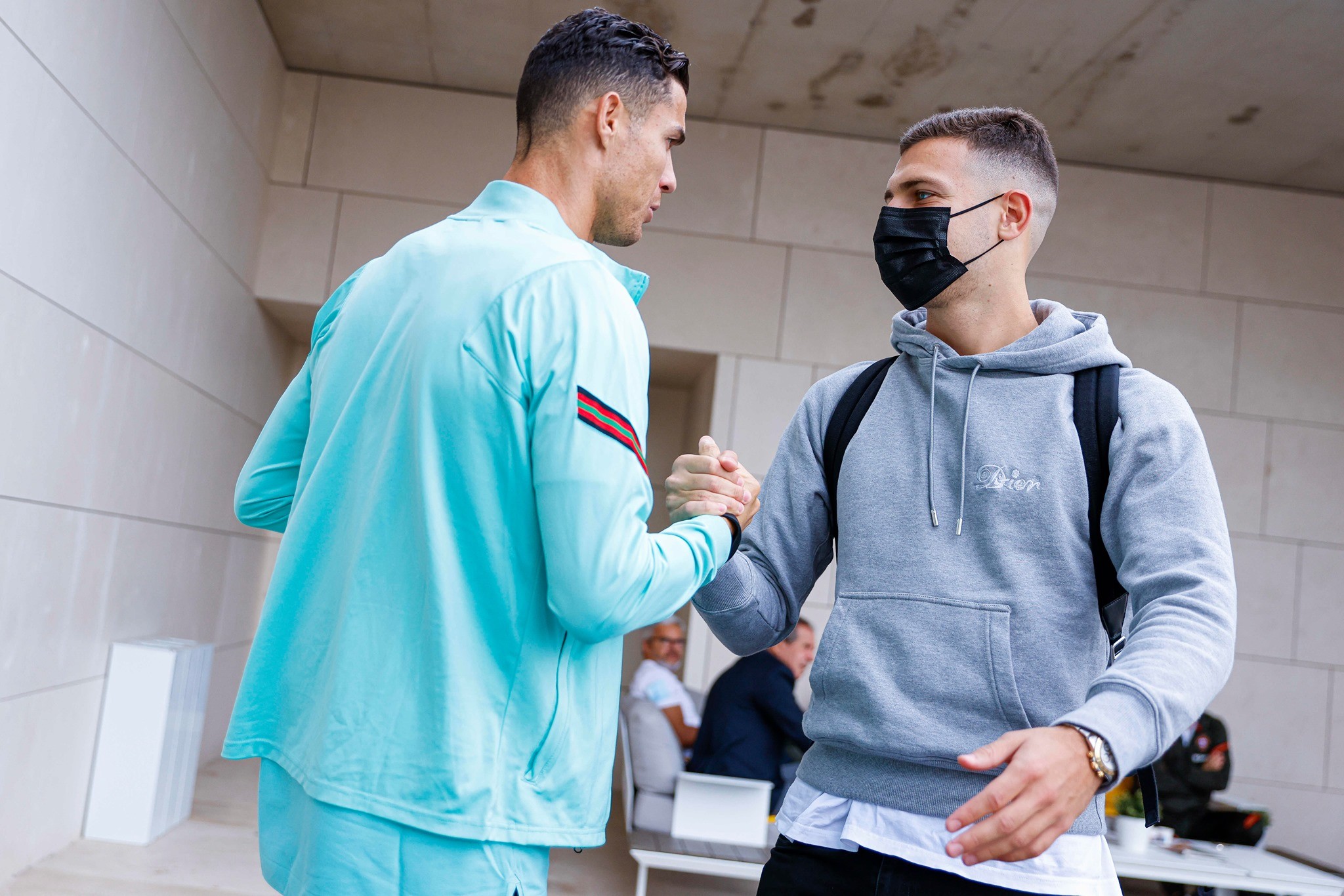 Bồ Đào Nha hội quân: Ronaldo và Fernandes gác lại nỗi buồn - Bóng Đá