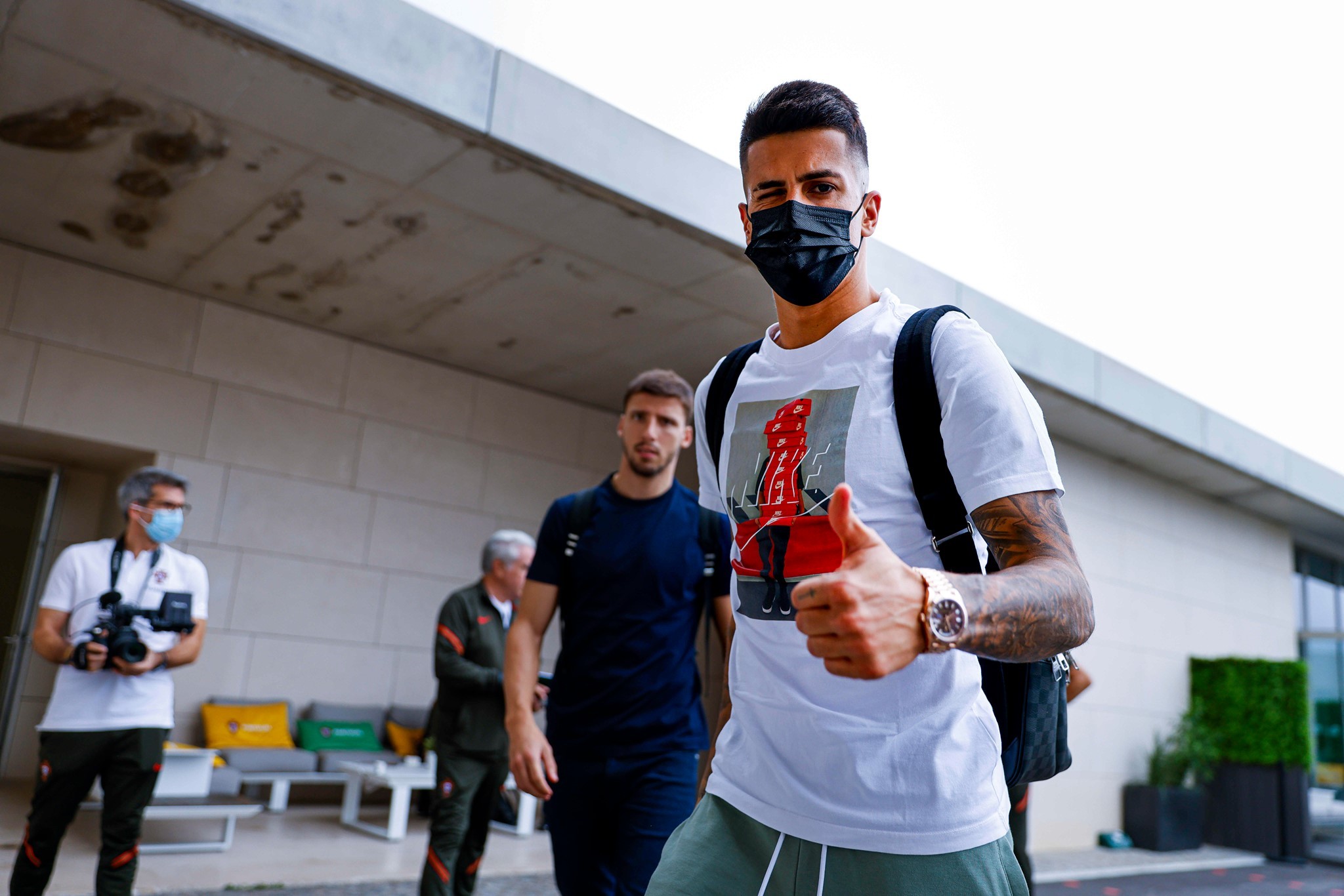 Bồ Đào Nha hội quân: Ronaldo và Fernandes gác lại nỗi buồn - Bóng Đá
