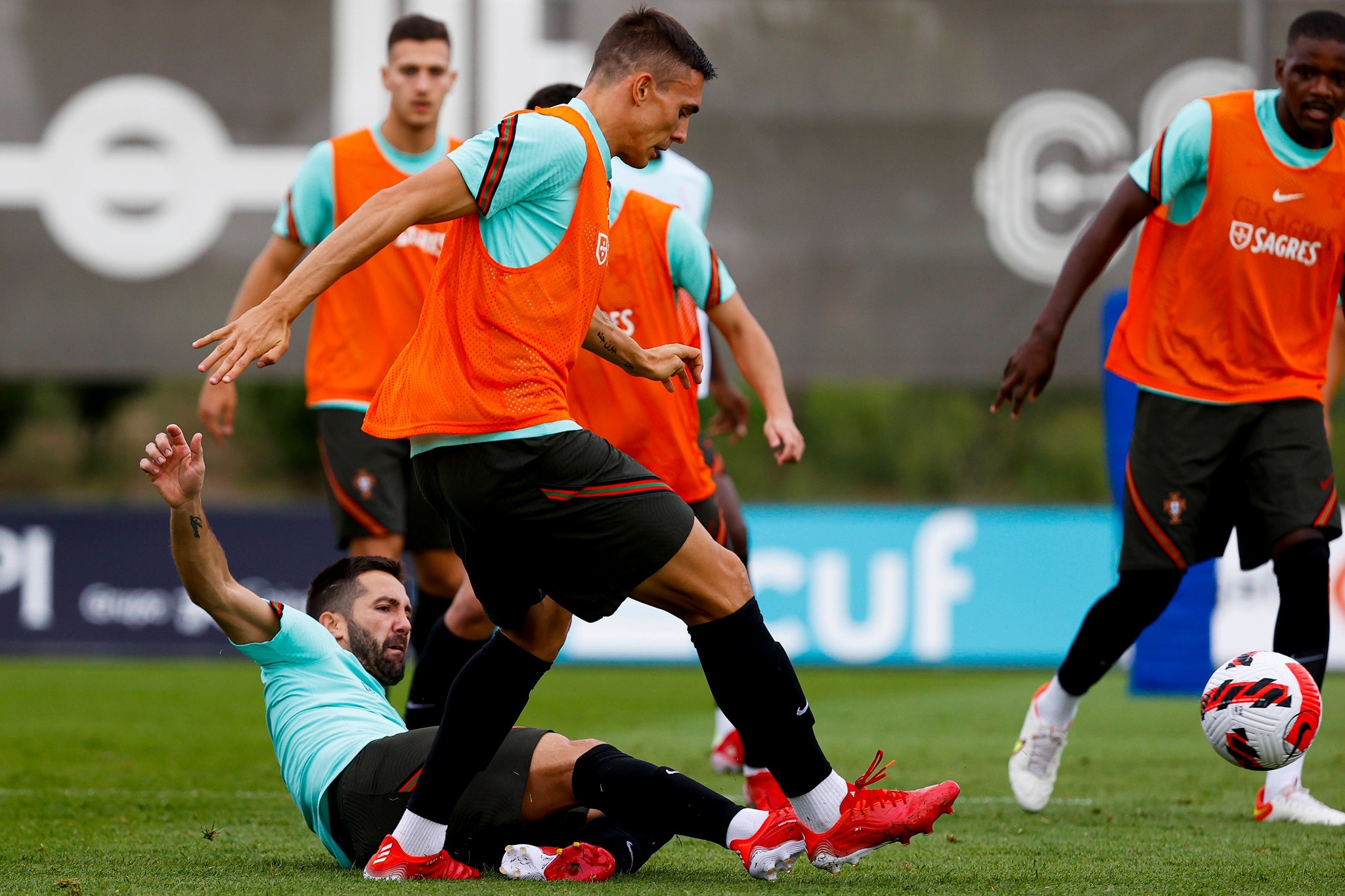 Ronaldo sắm vai máy quét trên sân tập Bồ Đào Nha - Bóng Đá